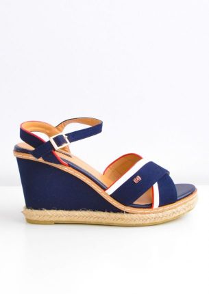 Sandały z marynarskimi paskami