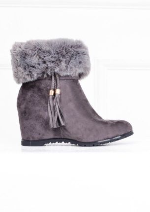 Zgrabne botki na koturnach z puszkiem