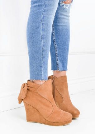 Botki na koturnie z kokardą