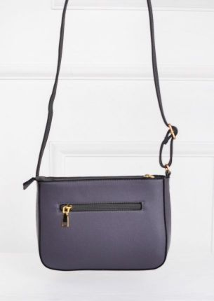 Mała torebka z paskiem i metalowymi wstawkami